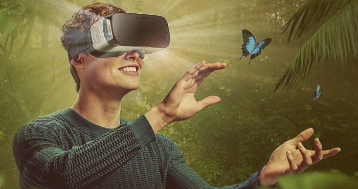 Communication and Virtual Reality in 2016